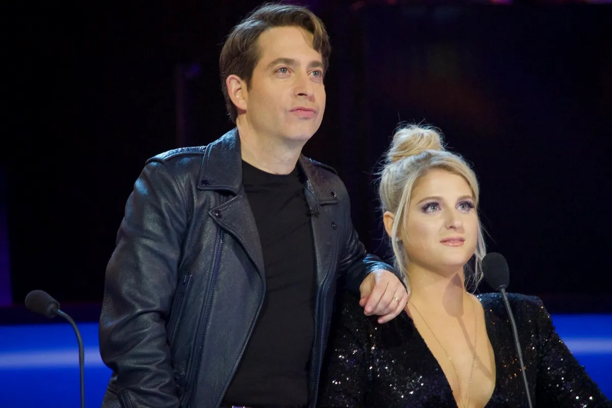 Man and woman leaning together at a judges desk